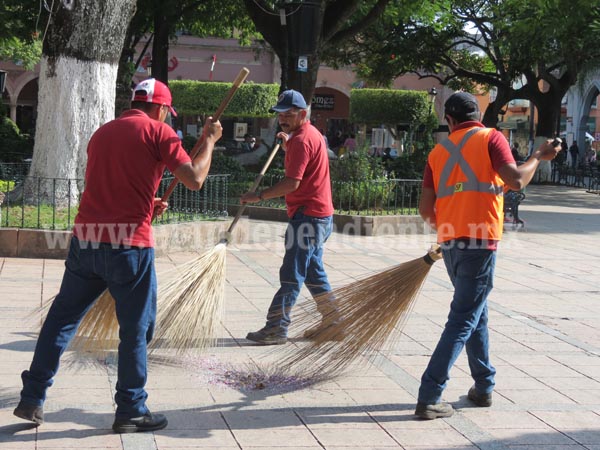 Refuerzan campaña de limpieza en espacios públicos y calles