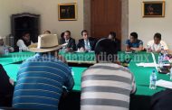 Instala Adrián López mesa de diálogo con habitantes de Pichátaro
