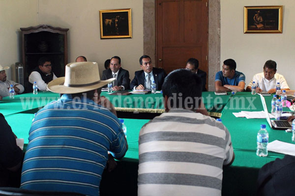 Instala Adrián López mesa de diálogo con habitantes de Pichátaro