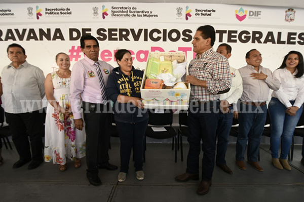Acerca Gobernador apoyos sociales a habitantes de Tanhuato