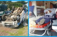 Camioneta de Telmex vuelca tras ser golpeada por otro auto en Jacona