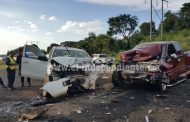 Fuerte choque de frente entre camionetas en Tangancícuaro