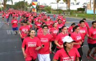Más de 2 mil personas participaron en la “Carrera Rosa”