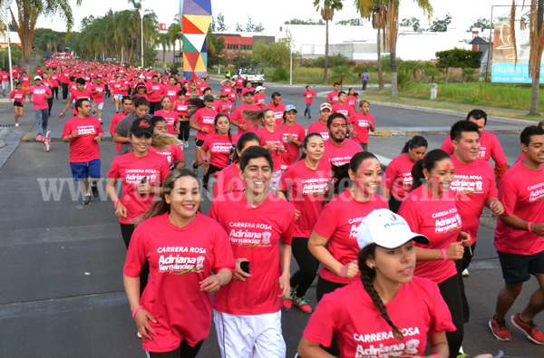 Más de 2 mil personas participaron en la “Carrera Rosa”