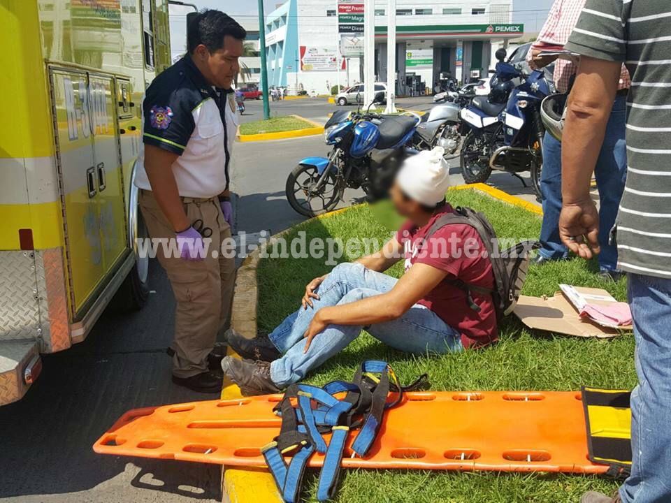 Motociclista queda herido al chocar contra una camioneta en Zamora