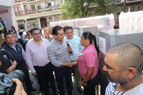 Entrega Gobernador apoyos y enseres domésticos a damnificados de Uruapan