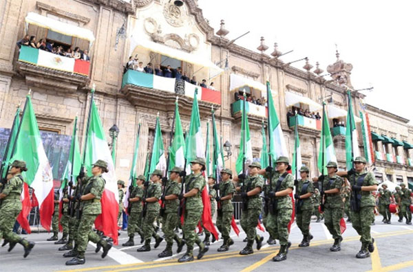 Gobernador y titular de Sedena presencian desfile conmemorativo al natalicio de José María Morelos