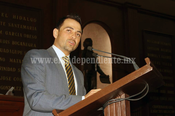 Presenta Manuel López iniciativa en favor de los trabajadores del estado y municipios