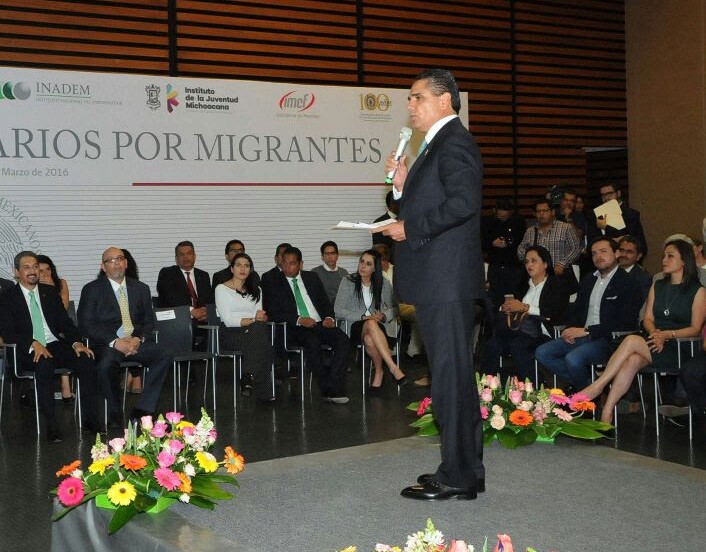 No están solos, dice Silvano Aureoles a migrantes
