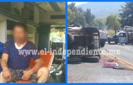 Camionetas chocan de frente en el Libramiento de Zamora; una termina volcada