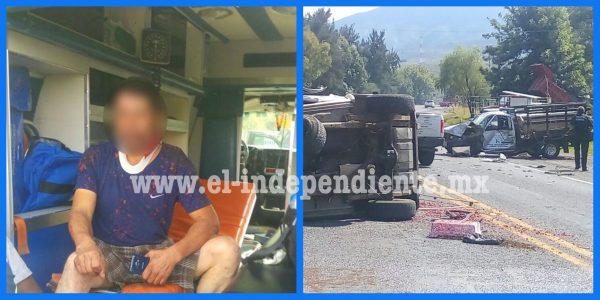 Camionetas chocan de frente en el Libramiento de Zamora; una termina volcada