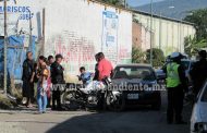 Durante persecución policiaca jóvenes impactan su motocicleta