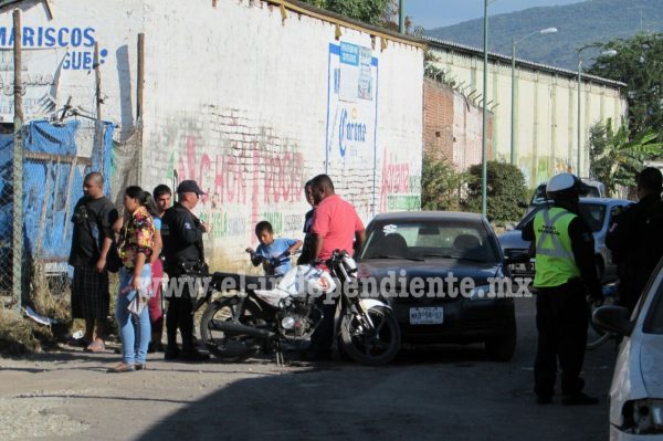 Durante persecución policiaca jóvenes impactan su motocicleta