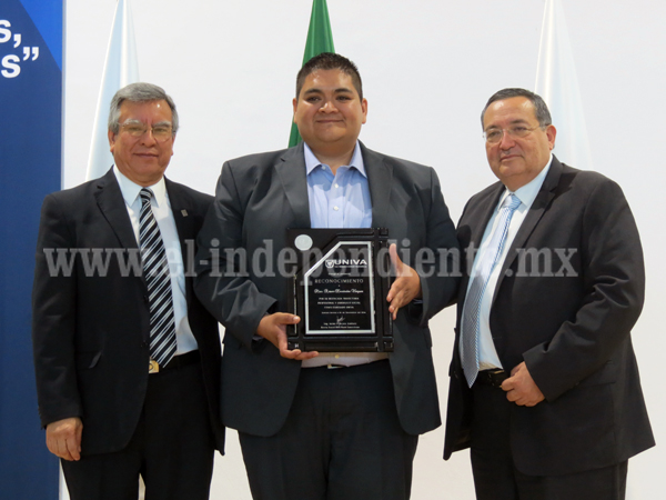 UNIVA reconoció a Arturo Hernández Vázquez como un líder social