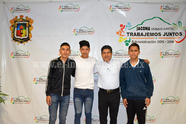 Alcalde recibió a jaconenses seleccionados por club América de la Liga MX