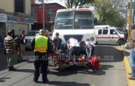 Fracturada termina una señora al ser arrollada por un camión urbano en Zamora