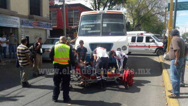 Fracturada termina una señora al ser arrollada por un camión urbano en Zamora