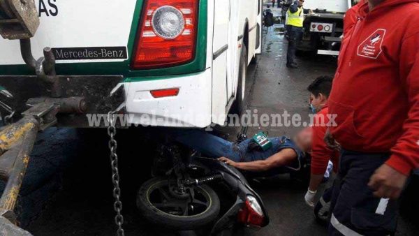 Derrapa su motocicleta y termina prensado contra un camión pasajero en Zamora
