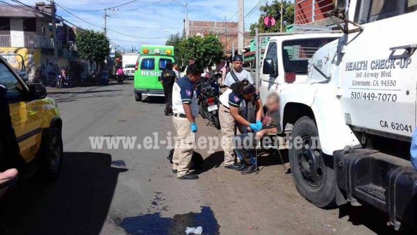 Motociclista derrapa sobre la Avenida Juárez y resulta levemente lesionado