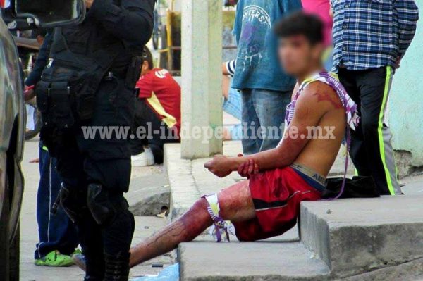 Menor es atacado a balazos por sujetos que huyeron en una motocicleta, en Zamora