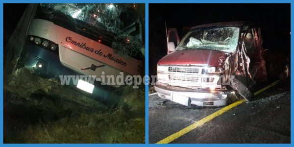 Autobús vuelca tras chocar contra camioneta en Ecuandureo
