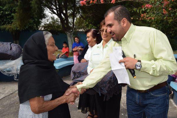 Alcalde de Ixtlán entrega cobijas a población necesitada
