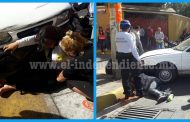 3 ocupantes de una motocicleta heridos en choque contra taxi