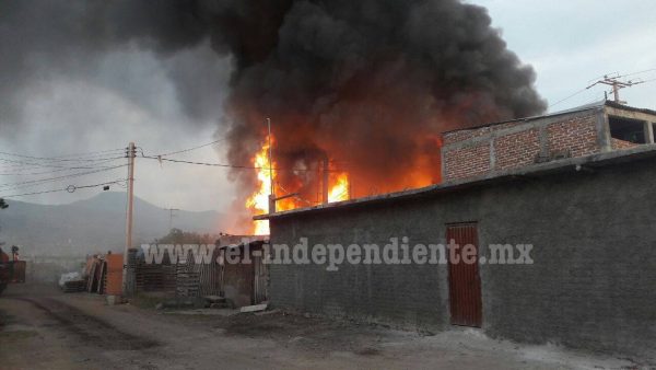 Incendio arrasa cuatro viviendas en la Nueva Aurora de Zamora
