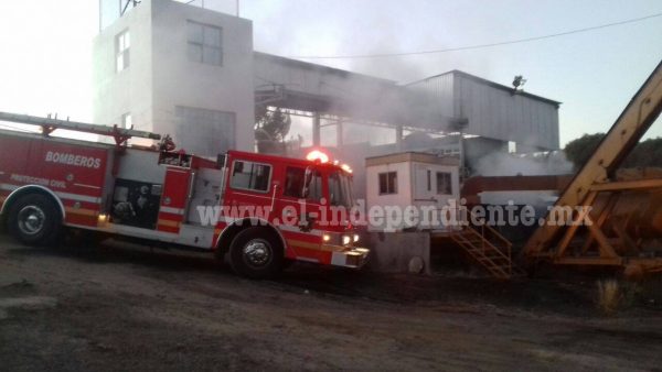 Incendio en fábrica de asfalto moviliza a Bomberos en la Zamora - Tangancícuaro