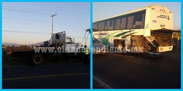 Choque entre camión de carga y autobús de pasajeros solo deja daños materiales en Zamora