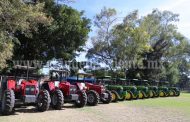Entrega Gobernador tractores y diversos apoyos en Cojumatlán
