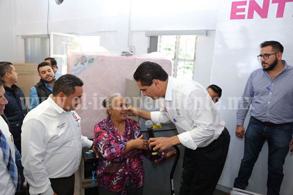 Entrega Gobernador enseres e inaugura obras en Uruapan