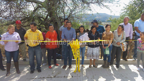 Alcalde de Ixtlán entregó dos obras de pavimentación a vecinos