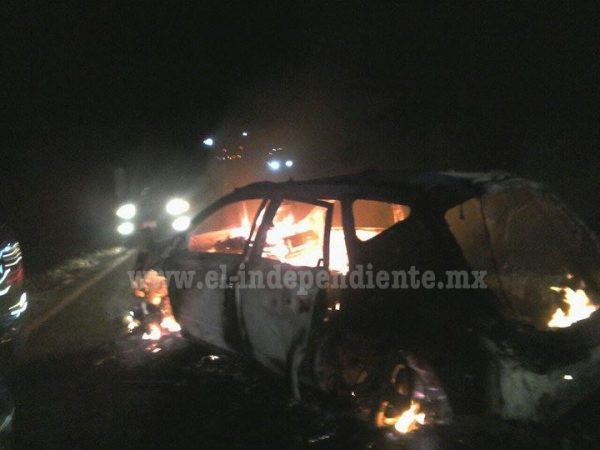 Abandonan vehículo en llamas, sobre la Sahuayo-Cojumatlán