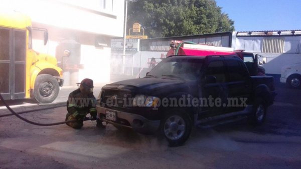 Arde camioneta en negocio de llantas de Zamora