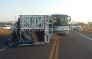 Choque de frente entre autobús y camión  de carga deja solo daños materiales en Yurécuaro