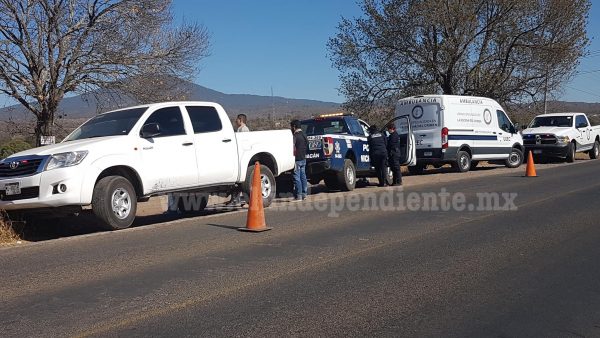En camioneta robada abandonan cadáver baleado