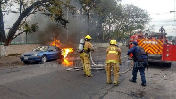 Se incendia auto en Zamora