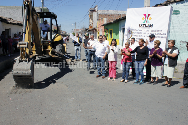 Arrancó arreglo de importante calle de la cabecera municipal de Ixtlán
