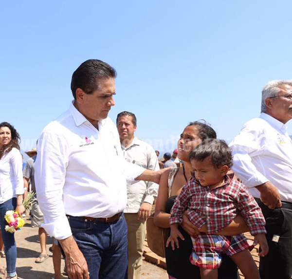 Ofrece Silvano Aureoles vivienda digna a familias de Coahuayana