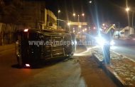 Abandonan camioneta volcada en la Avenida Juárez de Zamora