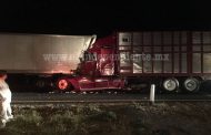 Chocan camiones de carga en la Autopista de Occidente