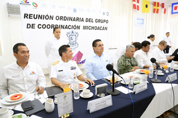 Revisa Gobernador estrategia de seguridad en Lázaro Cárdenas