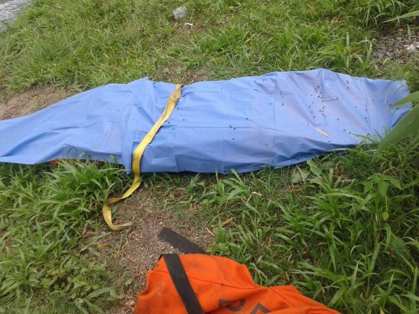Encuentran a un hombre muerto en canal de riego de Tangancícuaro