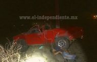 Dos muertos y un herido tras volcadura de camioneta en Ecuandureo