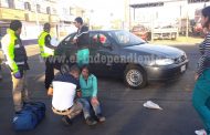 Mujer resulta levemente lesionada al ser impactada por un auto en Zamora