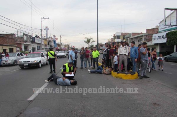 Dos menores heridos al chocar su moto contra camioneta en la Avenida Juárez