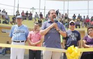 Invierten casi millón de pesos en construcción de gradas y sanitarios de cancha de béisbol