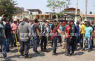 Tensión entre policías e inconformes en Los Reyes