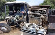 Seis lesionados en un encontronazo entre autobús de pasajeros y torton